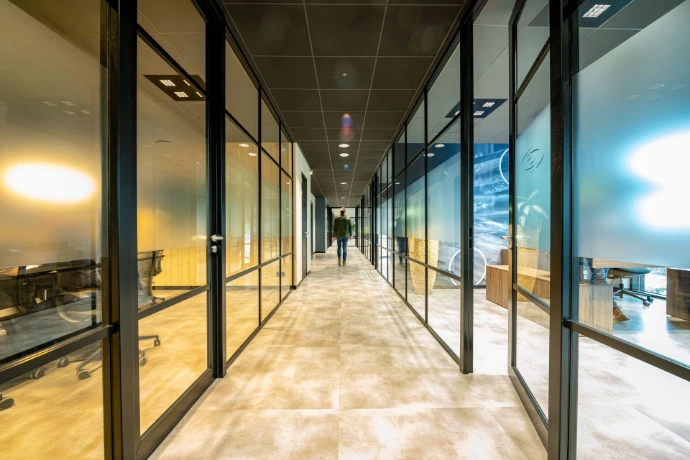 Glaswanden en systeemplafond geplaatst