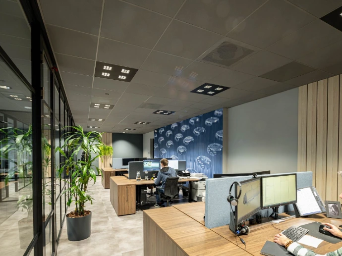 Glaswanden en systeemplafond geplaatst