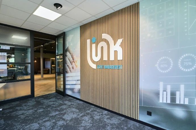 Wandbekleding en acrylaat logo gerealiseerd