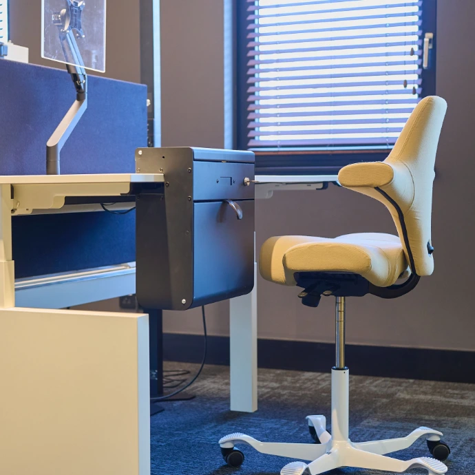 Ergonomische bureaustoel en opbergmogelijkheden