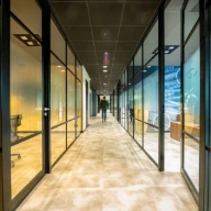 Maatwerk glaswanden en systeemplafond